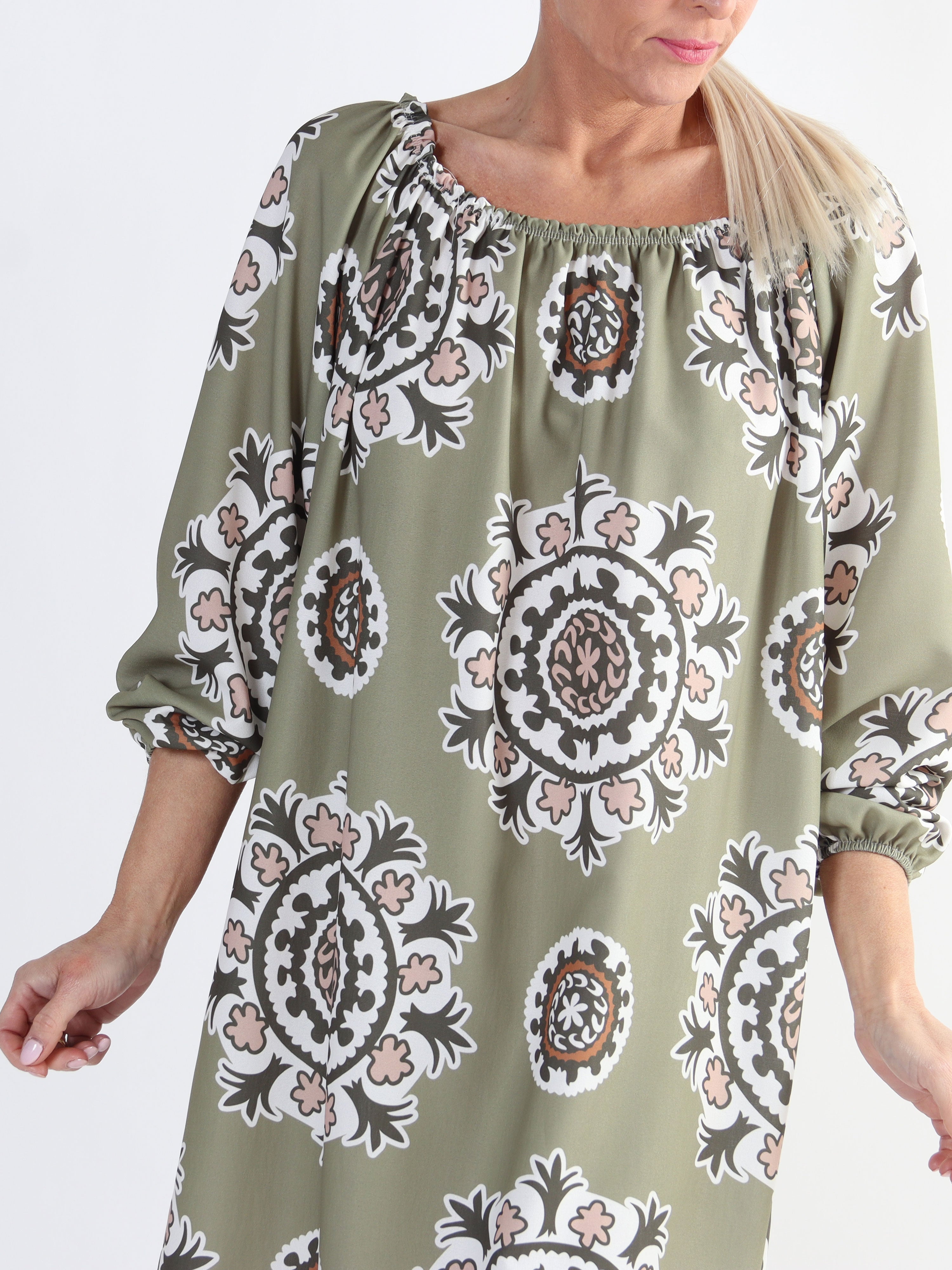 Paulina - Långärmad klänning i plus size med elastisk halsringning